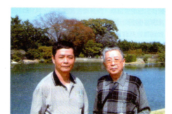 Hinh-anh-ong-truong-bang-xan-ben-phai-dang-chup-chung-voi-nguoi-than-sau-khi-dieu-tri-ung-thu-gan